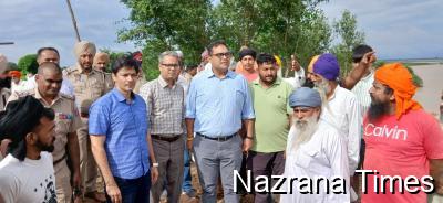 ਸੀਨੀਅਰ ਆਈ. ਏ. ਐੱਸ. ਅਧਿਕਾਰੀ ਵਰੁਣ ਰੂਜ਼ਮ ਅਤੇ ਬਸੰਤ ਗਰਗ ਵੱਲੋਂ ਜ਼ਿਲ੍ਹਾ ਤਰਨ ਤਾਰਨ ਦੇ ਹੜ੍ਹ ਪ੍ਰਭਾਵਿਤ ਇਲਾਕਿਆਂ ਦਾ ਦੌਰਾ