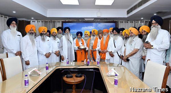 ਸ਼੍ਰੋਮਣੀ ਕਮੇਟੀ ਦੇ ਮੀਤ ਸਕੱਤਰ ਸ. ਕੁਲਦੀਪ ਸਿੰਘ ਰੋਡੇ, ਸ. ਪਲਵਿੰਦਰ ਸਿੰਘ ਤੇ ਹੋਰ ਮੁਲਾਜ਼ਮਾਂ ਨੂੰ ਸੇਵਾ ਮੁਕਤ ਹੋਣ ’ਤੇ ਕੀਤਾ ਸਨਮਾਨਤ