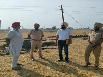 ਦੁਸਹਿਰੇ ਮੌਕੇ ਪਰਾਲੀ ਸਾੜਨ ਦੀਆਂ ਘਟਨਾਵਾਂ ’ਤੇ ਪ੍ਰਸ਼ਾਸਨ ਸਖ਼ਤ, ਟੀਮਾਂ ਨੇ ਮੌਕੇ ’ਤੇ ਪਹੁੰਚ ਕੇ ਬੁਝਾਈ ਅੱਗ