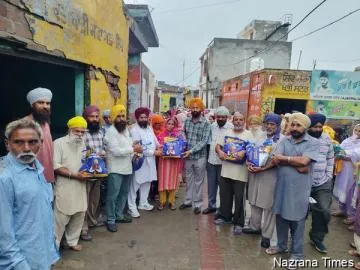 ਪਿੰਡ ਮੁੱਛਲ ਵਿੱਚ ਰਾਸ਼ਨ ਕਿੱਟਾ ਵੰਡੀਆ