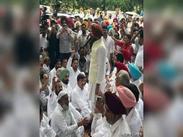 ਕਾਂਗਰਸ ਪਾਰਟੀ ਨੇ ਮੁੱਖ ਚੋਣ ਕਮਿਸ਼ਨਰ ਦਾ ਪੁਤਲਾ ਫੂਕ ਕੇ ਕੀਤੀ ਨਾਅਰੇਬਾਜ਼ੀ...