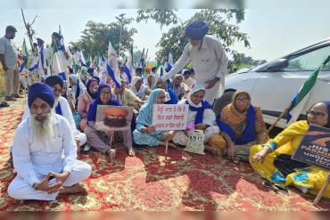 ਪਰਮਿੰਦਰ ਸਿੰਘ ਝੋਟਾ ਦੇ ਕਤਲ ਖ਼ਿਲਾਫ਼ ਰੋਸ: ਕਿਸਾਨ ਮਜ਼ਦੂਰ ਸੰਘਰਸ਼ ਕਮੇਟੀ ਵੱਲੋਂ ਵਿਧਾਇਕ ਮਨਜਿੰਦਰ ਸਿੰਘ ਲਾਲਪੁਰਾ ਦੇ ਘਰ ਅੱਗੇ ਲਾਇਆ ਗਿਆ 'ਲਾਹਨਤ ਪੱਤਰ'