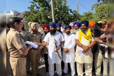 ਹਲਕਾ ਸ਼ਾਮ ਚੁਰਾਸੀ ਦੇ ਵਿਧਾਇਕ ਦੇ ਦਫ਼ਤਰ ਮੂਹਰੇ ਹੋਇਆ ਪ੍ਰਦਰਸ਼ਨ ਅਤੇ ਕੰਧ 'ਤੇ ਚਿਪਕਾਏ ਗਏ ਲਾਹਣਤ ਪੱਤਰ