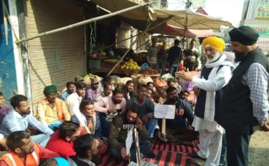 ਧਰਨੇ ਤੇ ਬੈਠੇ ਕਰਮਚਾਰੀਆਂ ਦੀ ਸਾਰ ਲਈ ਪੁੱਜੇ ਆਪ ਦੇ ਆਗੂ