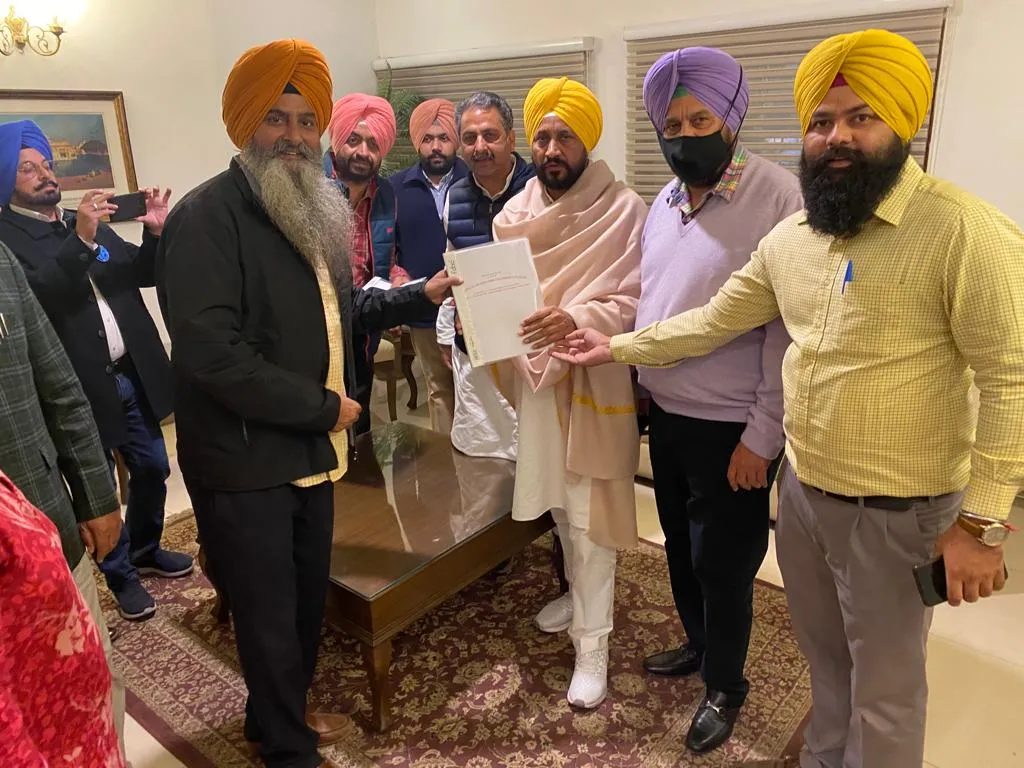 ਡਿਪਲੋਮਾ ਇੰਜਨੀਅਰਾਂ ਦੀ ਹੜਤਾਲ ਖਤਮ ਸਰਕਾਰ ਨੇ ਮੰਨੀਆ ਮੰਗਾਂ  ਲੀਡਰ ਸਾਹਿਬਾਨਾਂ ਨੇ ਕੀਤਾ ਸਰਕਾਰ ਦਾ ਧੰਨਵਾਦ
