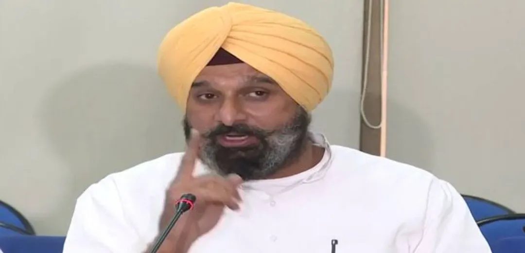 ਮਜੀਠੀਆ ਦੀ ਭਾਲ ਵਿੱਚ ਸਰਗਰਮ ਹੋਈ ਪੁਲਿਸ: ‘ਲੁੱਕ ਆਊਟ ਨੋਟਿਸ’ ਜਾਰੀ, ਗ੍ਰਿਫ਼ਤਾਰੀ ਲਈ ਹੋ ਰਹੀ ਹੈ ਛਾਪੇਮਾਰੀ