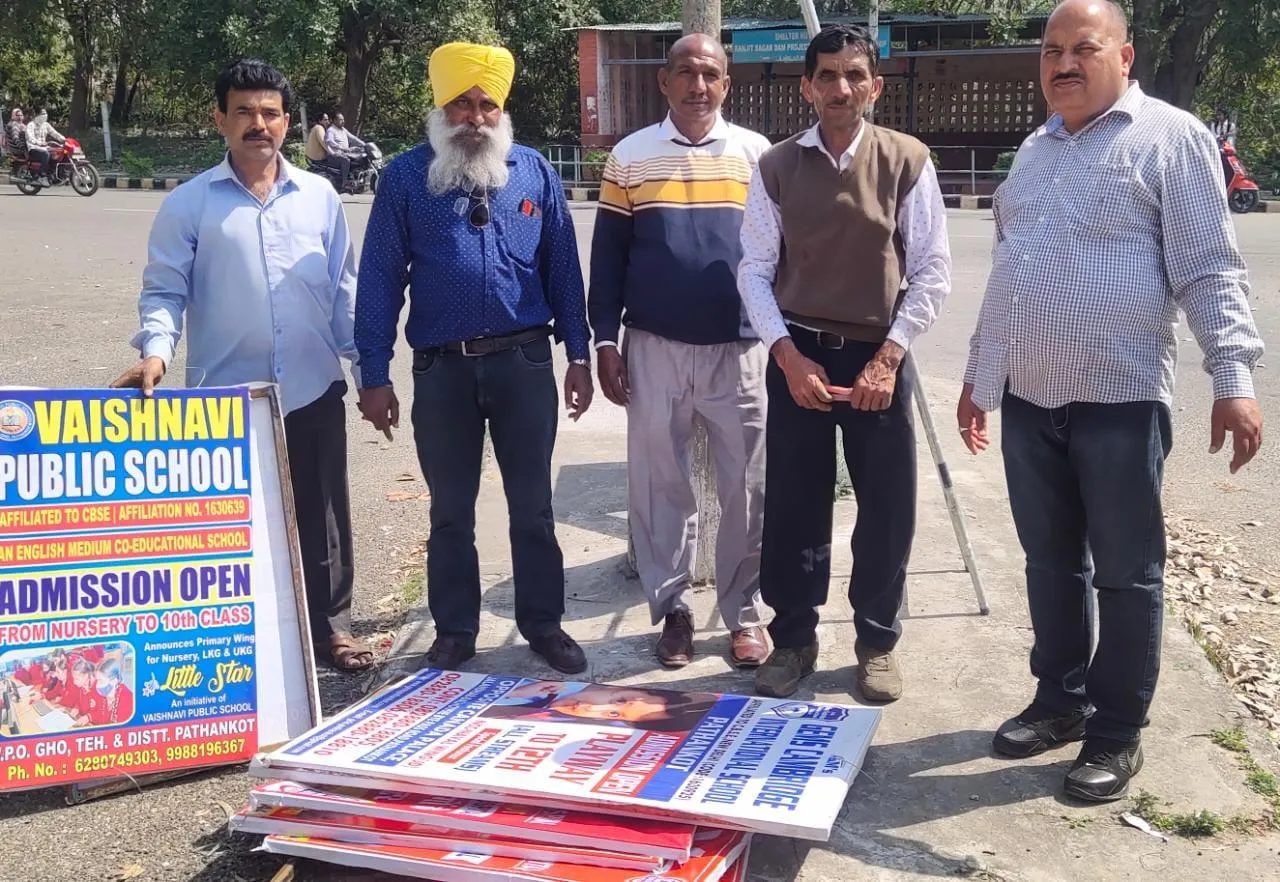 ਕਲੋਨੀ ਏਰੀਏ ਚ ਲੱਗੇ ਬੋਰਡ ਉਤਾਰੇ