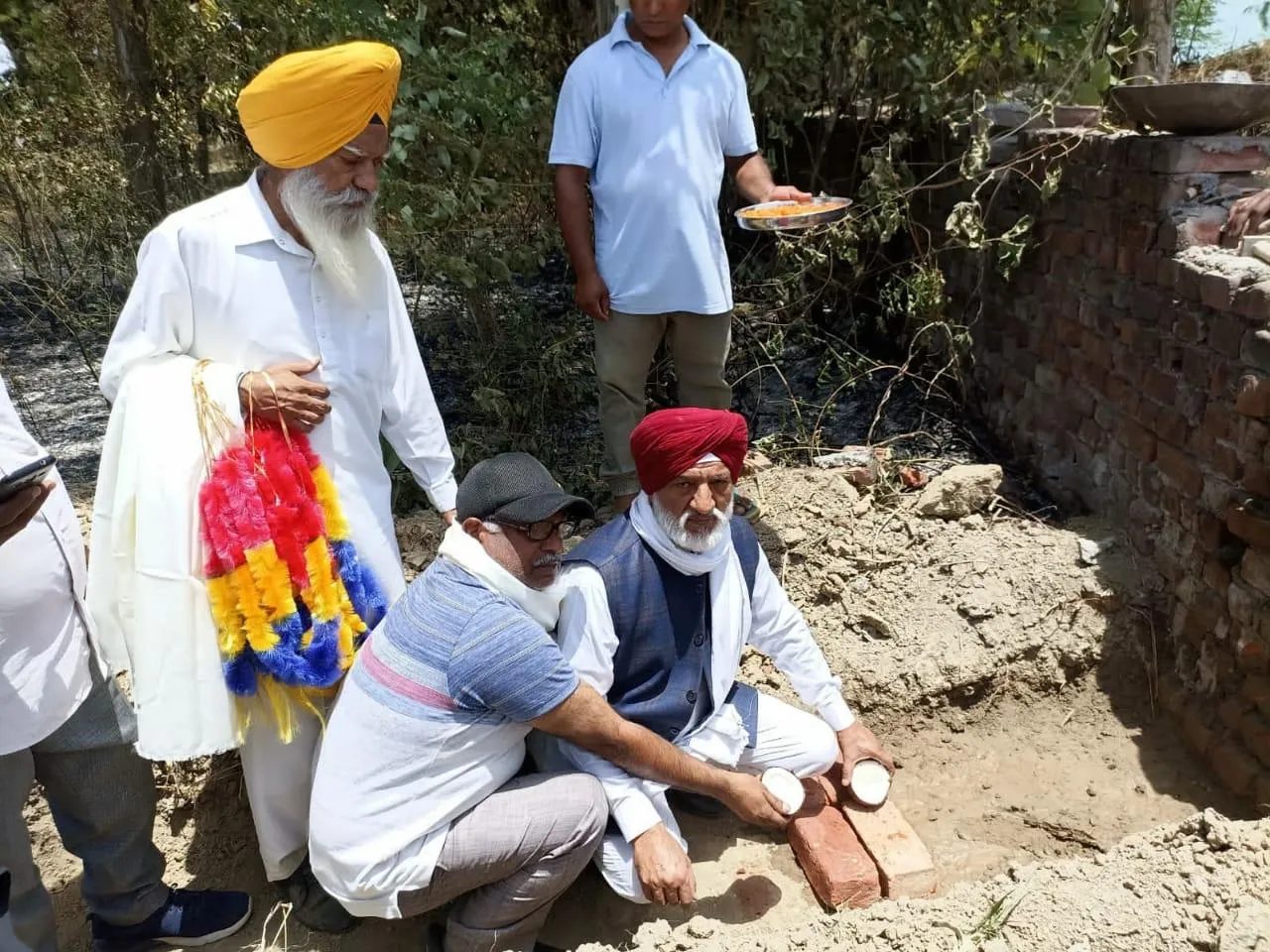 ਸ਼ਮਸ਼ਾਨਘਾਟ ਦੀ ਚਾਰ ਦਿਵਾਰੀ ਦਾ ਨੀਂਹ ਪੱਥਰ ਰੱਖਿਆ