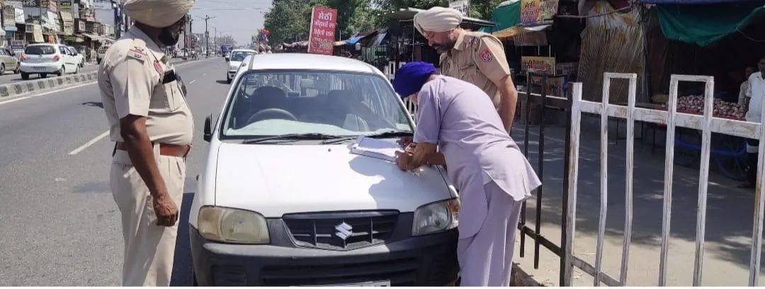 ਜੀਟੀ ਰੋਡ ਕਿਨਾਰੇ ਖੜ੍ਹੀਆਂ ਕਾਰਾਂ ਦੇ ਕੱਟੇ