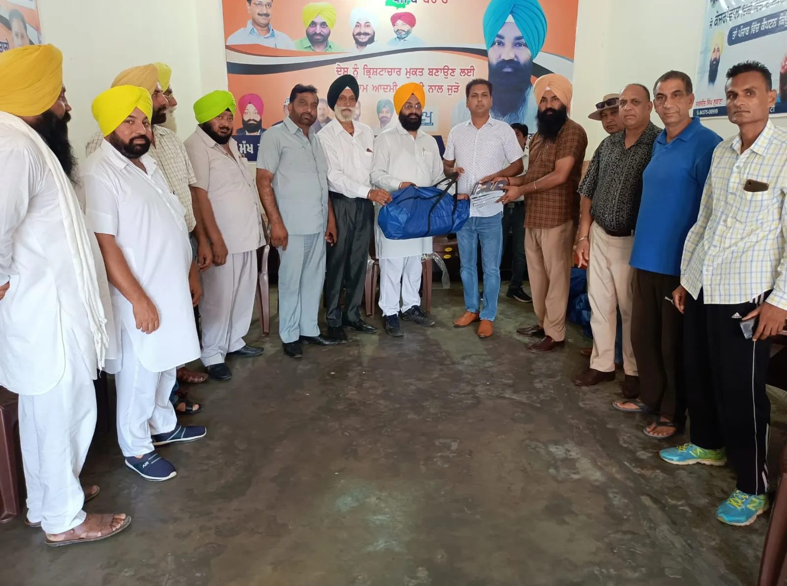 ਭੁਲਾਥ ਦੇ ਸੀਨੀਅਰ ਵਲੰਟੀਅਰਾਂ ਨੂੰ  ਕਨੋਪੀ ਅਤੇ ਬਿਜਲੀ ਗਰੰਟੀ ਕਾਰਡ ਸੌੰਪੇ
