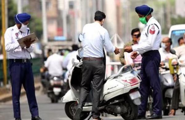 Mansa News: ਮਾਨਸਾ ‘ਚ SDM ਦਾ ਅਨੋਖਾ ਉਪਰਾਲਾ, ਨਿਯਮ ਦੀ ਪਾਲਣਾ ਕਰਨ ਵਾਲਿਆਂ ਨੂੰ ਦਿੱਤੇ ਗੁਲਾਬ