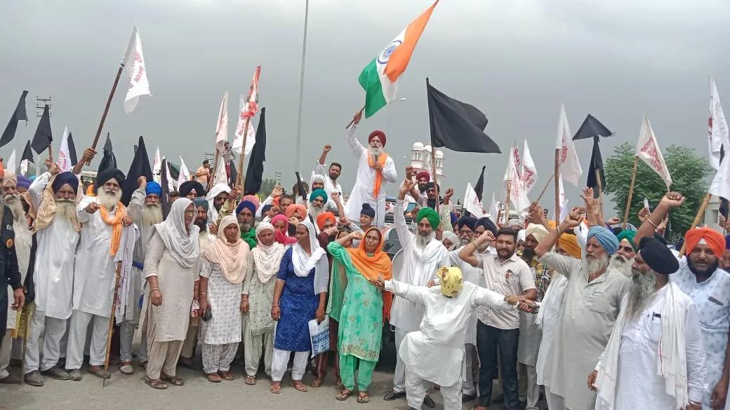 ਕਿਸਾਨ ਮਜ਼ਦੂਰ ਸਘੰਰਸ਼ ਕਮੇਟੀ ਵਲੋ ਡੀਸੀ ਦਫ਼ਤਰ ਅੱਗੇ ਫੂਕਿਆ ਗਿਆ ਸਰਕਾਰ ਦਾ ਪੁਤਲਾ ਕੀਤੀ ਨਾਅਰੇਬਾਜ਼ੀ।