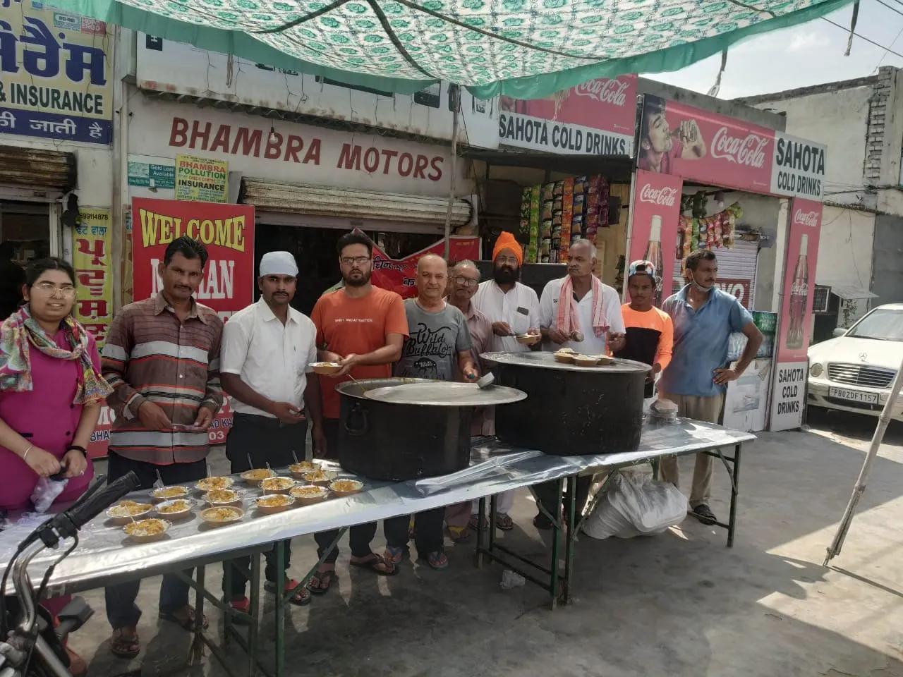 ਮਾਤਾ ਚਿੰਤਪੁਰਨੀ ਲੰਗਰ ਕਮੇਟੀ ਛਤਰੀ ਵਾਲਾ ਮੋੜ ਵੱਲੋਂ ਕਰਤਾਰਪੁਰ ਵਿੱਚ ਲਗਾਇਆ ਲੰਗਰ