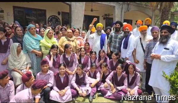 ਕਾਨਵੈਂਟ ਸਕੂਲ ਦੇ ਡਾਇਰੈਕਟਰ, ਪ੍ਰਿੰਸੀਪਲ ਅਤੇ ਅਧਿਆਪਕ ਦੇ ਮਾੜੇ ਵਤੀਰੇ ਤੋਂ ਦੁਖੀ ਵਿਦਿਆਰਥੀਆਂ ਤੇ ਉਹਨਾ ਮਾਪਿਆਂ ਨੇ ਲਾਇਆ ਧਰਨਾ