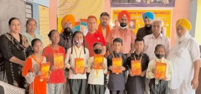 ਸਰਕਾਰੀ ਪ੍ਰਾਇਮਰੀ ਸਕੂਲ ਕੰਧਾਲਾ ਗੁਰੂ  ਵਿਖੇ ਹੋਣਹਾਰ ਬੱਚਿਆਂ ਨੂੰ ਕੀਤਾ ਸਨਮਾਨਤ
