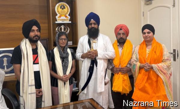 ਜਥੇਦਾਰ ਗੜਗੱਜ ਵੱਲੋਂ ਵਿਦੇਸ਼ ਅੰਦਰ ਔਕੜਾਂ ਦੇ ਬਾਵਜੂਦ ਸਾਬਤ ਸੂਰਤ ਸਿੱਖੀ ਸਰੂਪ ਨਾਲ ਡਾਕਟਰੀ ਪੜ੍ਹਾਈ ਜਾਰੀ ਰੱਖਣੀ ਵਾਲੇ ਨੌਜਵਾਨ ਦਾ ਸਨਮਾਨ