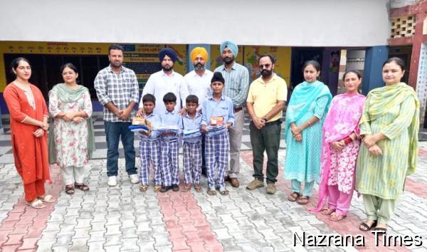 ਸਰਕਾਰੀ ਐਲੀਮੈਂਟਰੀ ਸਕੂਲ (ਮੁੰਡੇ)ਸਰਹਾਲੀ ਕਲਾਂ ਵਿਖੇ   ਵਿਦਿਆਰਥੀਆਂ ਨੂੰ ਵੰਡੀਆਂ ਵਰਦੀਆਂ