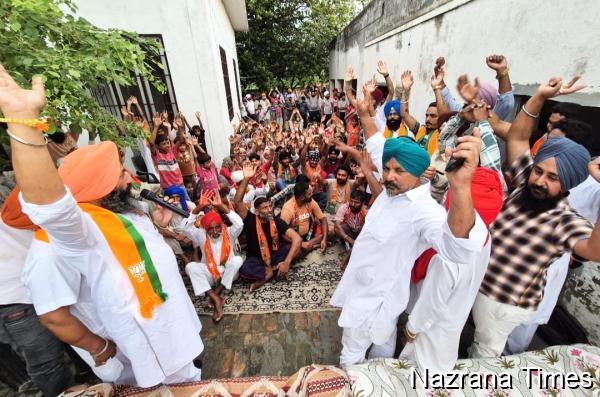 ਪਿੰਡ ਨੌਸ਼ਹਿਰਾ ਢਾਲਾ ਵਿਖੇ ਸਾਬਕਾ ਪੰਚਾਇਤ ਮੈਂਬਰ ਸਮੇਤ ਸੈਂਕੜੇ ਲੋਕ ਜ਼ਿਲ੍ਹਾ ਪ੍ਰਧਾਨ ਦੀ ਅਗਵਾਈ ਹੇਠ ਭਾਜਪਾ 'ਚ ਸ਼ਾਮਲ