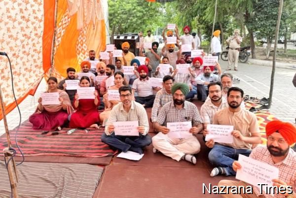 ਪੇਅ-ਪੈਰਿਟੀ ਦੀ ਬਹਾਲੀ ਲਈ ਅੰਮ੍ਰਿਤਸਰ ਦੇ ਵੈਟਨਰੀ ਅਫਸਰਾਂ ਵੱਲੋਂ ਡਿਪਟੀ ਡਾਇਰੈਕਟਰ ਦਫਤਰ ਸਾਹਮਣੇ  ਰੋਸ ਧਰਨਾ