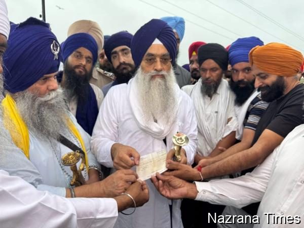 ਗਿਆਨੀ ਰਘਬੀਰ ਸਿੰਘ ਅਤੇ ਨਿਹੰਗ ਮੁਖੀ ਬਾਬਾ ਬਲਬੀਰ ਸਿੰਘ ਵੱਲੋਂ ਪਿੰਡ ਲੱਖੂਵਾਲ  ਦੀ ਪੰਚਾਇਤ ਨੂੰ ਨਗਦ ਰਾਸ਼ੀ ਭੇਟ
