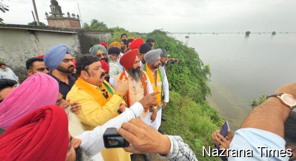 ਹੜ੍ਹ ਪ੍ਰਭਾਵਿਤ ਪਿੰਡਾਂ ਦਾ ਭਾਜਪਾ ਉਮੀਦਵਾਰ ਹਰਜੀਤ ਸਿੰਘ ਸੰਧੂ ਅਤੇ ਸਾਬਕਾ ਰਾਜ ਸਭਾ ਮੈਂਬਰ ਸ਼ਵੇਤ ਮਲਿਕ ਵਲੋਂ ਦੌਰਾ 