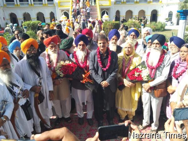 ਗੁਰੂ ਨਾਨਕ ਦੇ ਪ੍ਰਕਾਸ਼ ਪੁਰਬ ਮੌਕੇ ਹਜ਼ਾਰਾਂ ਭਾਰਤੀ ਸਿੱਖ ਯਾਤਰੀ ਗੁਰਦੁਆਰਾ ਪੰਜਾ ਸਾਹਿਬ ਹਸਨ ਅਬਦਾਲ ਪਹੁੰਚੇ — ਪਾਕਿਸਤਾਨ ਦੀ ਮਹਿਮਾਨ-ਨਵਾਜ਼ੀ ਦੀ ਕੀਤੀ ਪ੍ਰਸ਼ੰਸਾ