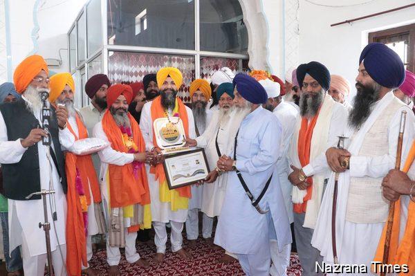 ਢਾਡੀ ਗੁਰਦੇਵ ਤੋਹਫ਼ਾ ਰੱਤੋਕੇ ਅਤੇ ਢਾਡੀ ਸਵਿੰਦਰ ਸਿਤਾਰਾ ਵਲਟੋਹਾ ਦਾ ਸੋਨੇ ਦੇ ਕੈਠਿਆ ਨਾਲ ਕੀਤਾ ਸਨਮਾਨਿਤ