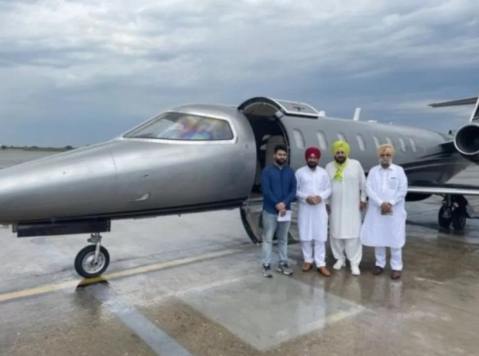 CM ਚੰਨੀ ਦੇ ਪ੍ਰਾਈਵੇਟ ਜੈੱਟ ਦੇ ਝੂਟੇ, ਅਕਾਲੀ ਤੇ ‘ਆਪ’ ਨੇ ਕਿਹਾ ਸਰਕਾਰੀ ਖ਼ਜ਼ਾਨੇ ਦੀ ਲੁੱਟ ਸ਼ੁਰੂ