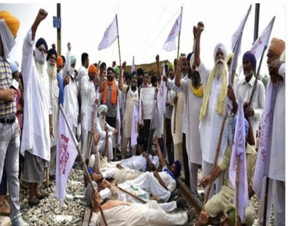 ਅੱਜ ਭਾਰਤ ਬੰਦ, ਕਿਸਾਨ ਜਥੇਬੰਦੀਆਂ ਵਲੋਂ ਇਨ੍ਹਾਂ 300 ਤੋਂ ਵੱਧ ਥਾਵਾਂ ‘ਤੇ ਧਰਨੇ ਪ੍ਰਦਰਸ਼ਨ ਸ਼ੁਰੂ, ਦੇਖੋ ਤਾਜ਼ਾ ਤਸਵੀਰਾਂ