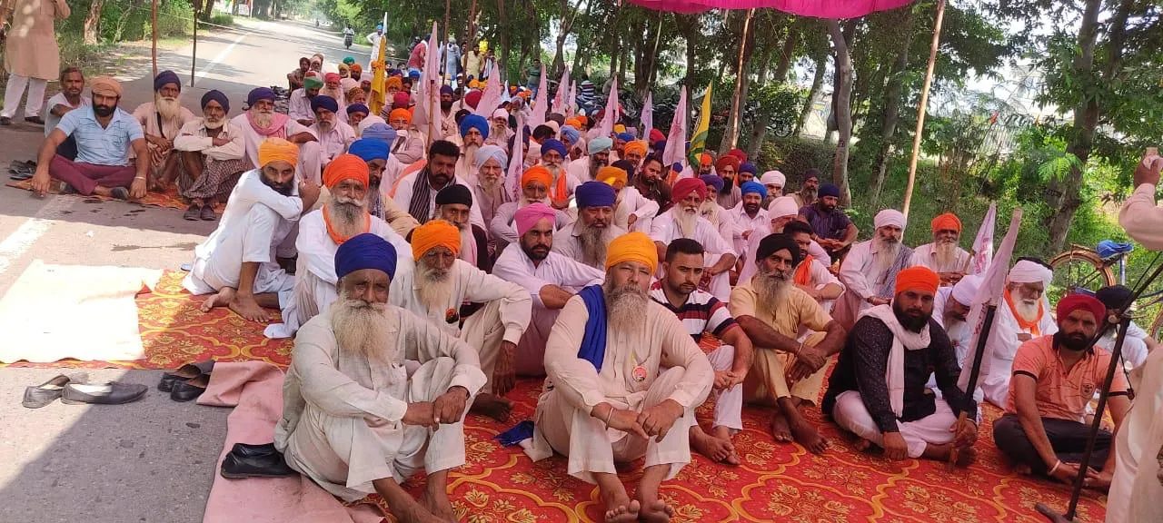 ਕਿਸਾਨ ਮਜ਼ਦੂਰ ਸੰਘਰਸ਼ ਕਮੇਟੀ ਪੰਜਾਬ ਜੋਨ ਬਾਬਾ ਦੀਪ ਸਿੰਘ ਜੀ ਵੱਲੋਂ ਅੰਮ੍ਰਿਤਸਰ ਤੋਂ ਗੰਗਾ ਨਗਰ ਰੋਡ ਤੇ ਅੱਡਾ ਗੋਹਲਵੜ ਤੋਂ ਅਵਾਜਾਈ ਕੀਤੀ ਠੱਪ