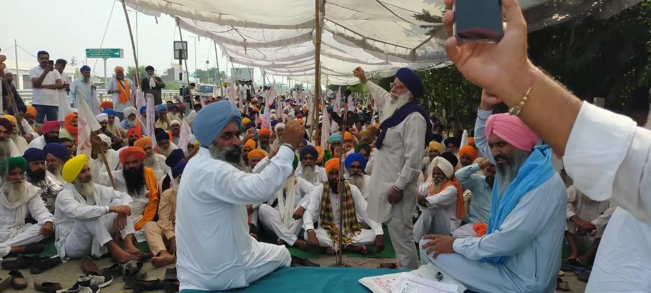 ਹਜ਼ਾਰਾਂ ਕਿਸਾਨ ਮਜ਼ਦੂਰਾਂ ਬੀਬੀਆਂ ਵਲੋਂ ਹੱਕੀ ਮੰਗਾਂ ਨੂੰ ਲੈ ਕੇ ਡੀਸੀ ਦਫ਼ਤਰ ਤਰਨਤਾਰਨ ਅੱਗੇ ਮੋਰਚਾ ਸ਼ੁਰੂ।