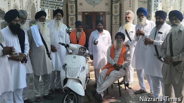 ਸੰਗਾਲ਼ਾ ਪਿੰਡ ਦੇ ਨਿਰਭੈ ਸਿੰਘ (ਅਮਰੀਕਾ) ਅਤੇ ਪਿੰਡ ਦੀ ਸੰਗਤ ਵੱਲੋਂ  ਗੁਰੂ ਘਰ ਦੇ ਗ੍ਰੰਥੀ ਸਿੰਘ ਦਾ ਇਲੈਕਟ੍ਰਿਕ ਸਕੂਟੀ ਨਾਲ ਕੀਤਾ ਸਨਮਾਨ