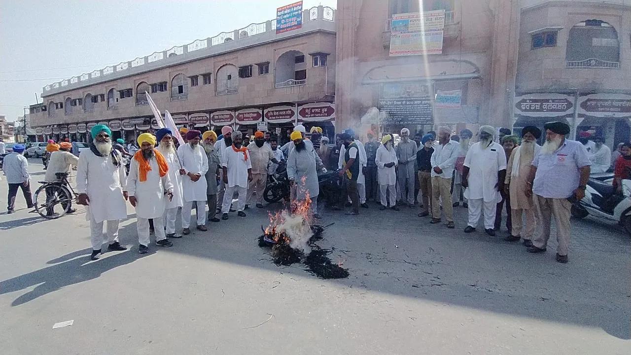 ਕਿਸਾਨ ਮਜ਼ਦੂਰ ਸਘੰਰਸ਼ ਕਮੇਟੀ ਪੰਜਾਬ ਜੋਨ ਬਾਬਾ ਬਲਾਕਾ ਸਿੰਘ ਨੇ ਵੱਖ-ਵੱਖ ਪਿੰਡਾਂ ਵਿੱਚ ਯੋਗੀ ਅਤੇ ਖੱਟਰ ਸਰਕਾਰ ਦੇ ਪੁਤਲੇ ਫੂਕੇ