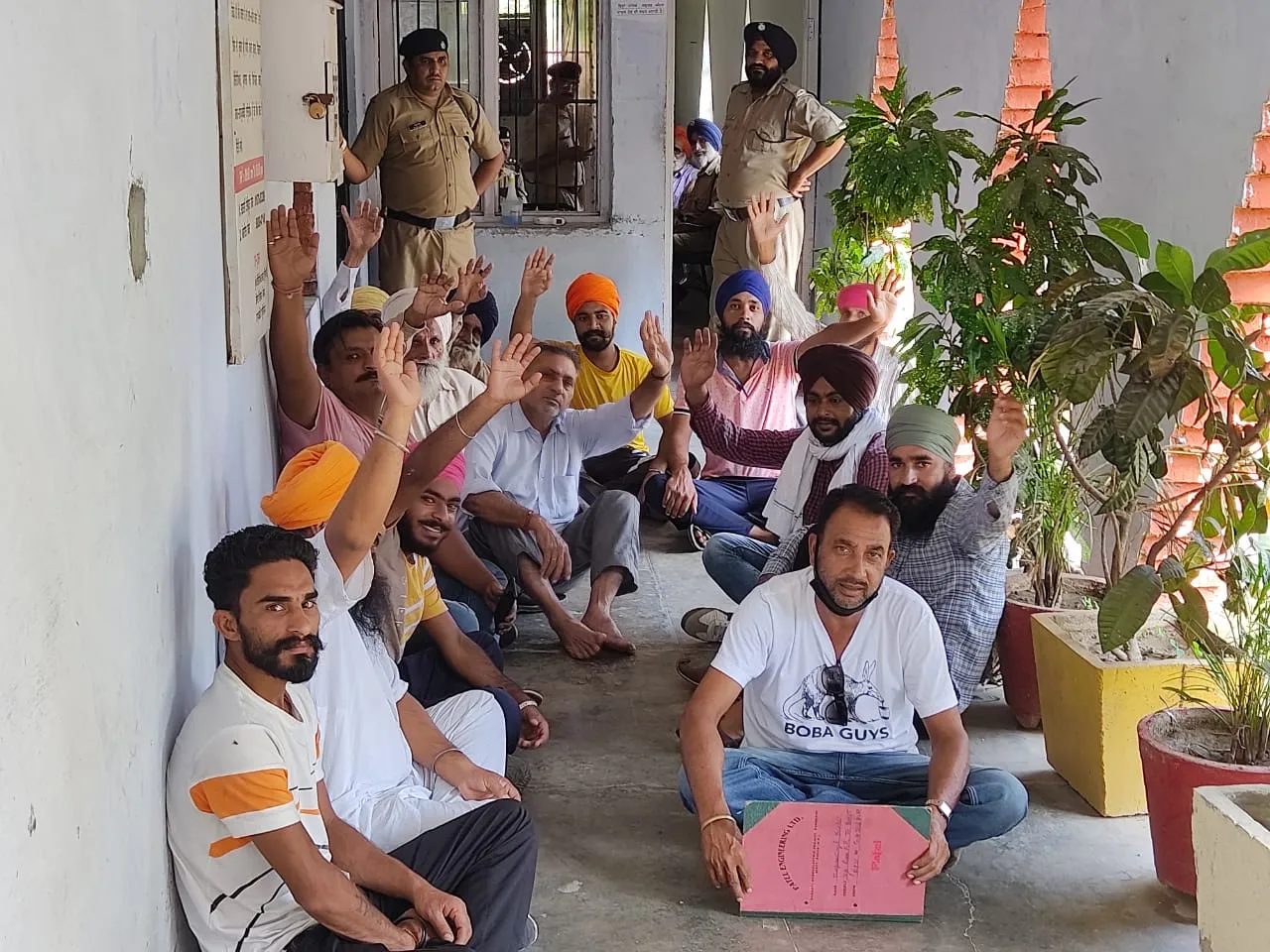 ਜੈਨੀ ਜੁਗਿਆਲ ਦੇ ਔਸਤੀ ਪਰਿਵਾਰ ਇਕ ਵਾਰ ਫਿਰ ਬੈਠੇ ਧਰਨੇ ਤੇ  