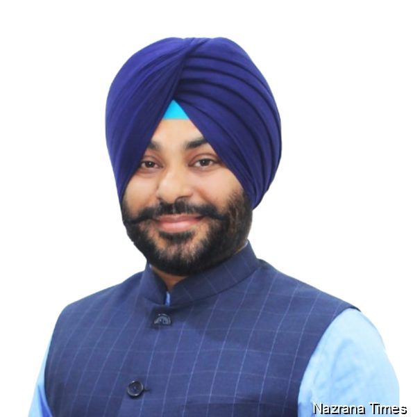 ਸ.  ਪ੍ਰਕਾਸ਼ ਸਿੰਘ ਬਾਦਲ ਅਤੇ ਸੁਖਬੀਰ ਸਿੰਘ ਬਾਦਲ ਅਧਿਕਾਰੀਆਂ ਨਾਲ ਬੈਠ ਕੇ ਸੰਗਤ ਦਰਸ਼ਨ ਕਰਦੇ ਸਨ,ਸਾਰਿਆਂ ਦੀ ਗੱਲ ਸੁਣਦੇ ਸਨ-ਐਚ ਐਸ ਵਾਲੀਆ