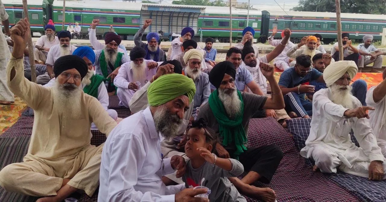 ਭੋਗਪੁਰ ਦੇ ਰੇਲਵੇ ਸਟੇਸ਼ਨ ਤੇ  ਕਿਸਾਨਾਂ ਨੇ ਮਾਰਿਆਂ  ਧਰਨਾ  ਜੰਮਕੇ ਕੀਤੀ ਨਾਰੇਬਾਜੀ           