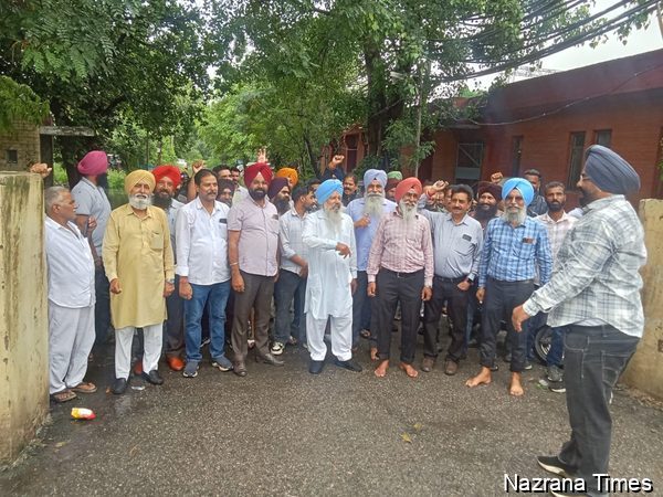 ਮੁਲਾਜਮਾ ਅਤੇ ਪੈਨਸ਼ਨਰਾਂ ਨੇ ਤੀਜੇ ਦਿਨ ਪਾਵਰ ਕਲੋਨੀ ਮਜੀਠਾ ਰੋਡ ਸਰਕਾਰ ਵਿਰੁੱਧ ਕੀਤੀ ਨਾਅਰੇਬਾਜ਼ੀ ।