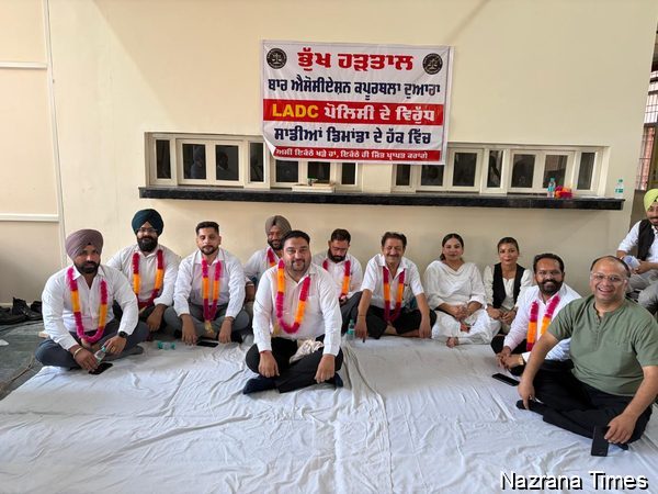 LADC ਨੀਤੀ ਦੇ ਵਿਰੋਧ ਵਿੱਚ ਭੁੱਖ ਹੜਤਾਲ ਲਗਾਤਾਰ ਜਾਰੀ; ਸੀਨੀਅਰ ਅਤੇ ਨੌਜਵਾਨ ਵਕੀਲਾਂ ਨੇ ਇਕਜੁੱਟ ਹੋ ਕੇ ਸੰਘਰਸ਼ ਨੂੰ ਦਿੱਤੀ ਹੋਰ ਮਜ਼ਬੂਤੀ