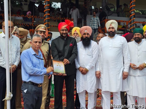 ਜ਼ਿਲ੍ਹਾ ਪ੍ਰਸ਼ਾਸਨ ਵੱਲੋਂ ਪੀਜੀਟੀ ਕੈਮਿਸਟਰੀ ਅਧਿਆਪਕ ਰਾਜਿੰਦਰ ਸਿੰਘ ਸਨਮਾਨਿਤ