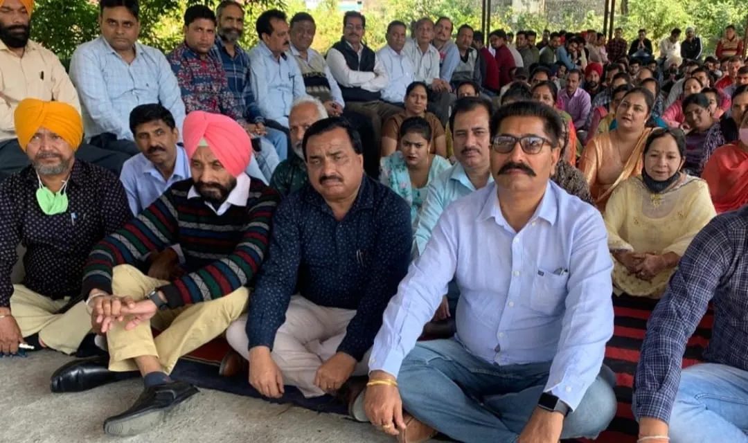 6ਵੇਂਪੇ ਕਮਿਸ਼ਨ ਦੀਆਂ ਤਰੁੱਟੀਆਂ ਨੂੰ ਦੂਰ ਕਰਨ  ਲਈ ਮੁਲਾਜ਼ਮਾਂ ਦਾ ਚੌਥੇ ਦਿਨ ਰੋਸ ਮੁਜ਼ਾਹਰਾ ਜਾਰੀ