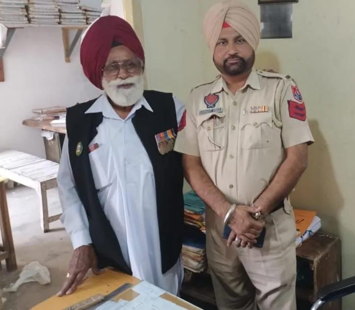 ਐਕਸ ਆਰਮੀ ਵੈਲਫੇਅਰ ਸੋਸਾਇਟੀ ਦੇ ਆਗੂ ਮਿਲੇ   ਐਸ.ਐਚ.ਓ ਭੋਗਪੁਰ ਨੂੰ