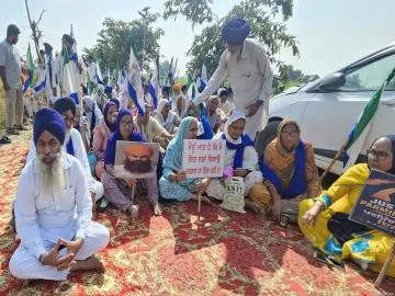 ਪਰਮਿੰਦਰ ਸਿੰਘ ਝੋਟਾ ਦੇ ਕਤਲ ਖ਼ਿਲਾਫ਼ ਰੋਸ: ਕਿਸਾਨ ਮਜ਼ਦੂਰ ਸੰਘਰਸ਼ ਕਮੇਟੀ ਵੱਲੋਂ ਵਿਧਾਇਕ ਮਨਜਿੰਦਰ ਸਿੰਘ ਲਾਲਪੁਰਾ ਦੇ ਘਰ ਅੱਗੇ ਲਾਇਆ ਗਿਆ 'ਲਾਹਨਤ ਪੱਤਰ'