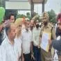 ਮਰਹੂਮ ਹੈੱਡ ਮਾਸਟਰ ਗੁਰਸੇਵਕ ਸਿੰਘ ਦੇ ਪਰਿਵਾਰ ਇਨਸਾਫ਼ ਦਿਵਾਉਣ ਲਈ ਮੋਹਾਲੀ ਦੇ ਸਮੁੱਚੇ ਅਧਿਆਪਕ ਵਰਗ/ਮੁਲਾਜਮ, ਜਨਤਕ ਜਥੇਬੰਦੀਆਂ ਤੇ ਇਨਸਾਫ਼ ਪਸੰਦ ਲੋਕ ਨੇ ਕੈਂਡਲ ਮਾਰਚ ਕਰਕੇ ਕੀਤਾ ਰੋਸ ਪ੍ਰਦਰਸ਼ਨ...