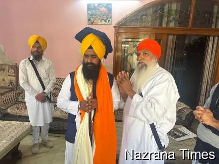 ਟਕਸਾਲ ਮੁੱਖੀ ਭਾਈ ਰਾਮ ਸਿੰਘ ਵੱਲੋਂ ਜਥੇਦਾਰ ਗਿਆਨੀ ਕੁਲਦੀਪ ਸਿੰਘ ਗੜਗੱਜ ਨੂੰ ਦਸਤਾਰ ਤੇ ਸਿਰੋਪਾਓ ਦੇ ਕੇ ਸਨਮਾਨ ਕੀਤਾ ਗਿਆ।