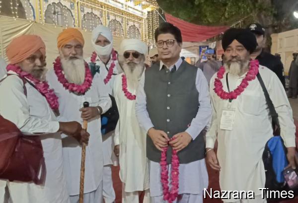 वैसाखी समारोहों के लिए सिख तीर्थयात्री गुरुद्वारा डेरा साहिब, लाहौर पहुंचे