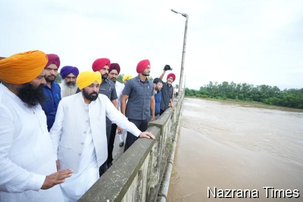 मुख्यमंत्री द्वारा होशियारपुर जिले के बाढ़ प्रभावित क्षेत्रों में राहत और बचाव कार्यों का जायज़ा