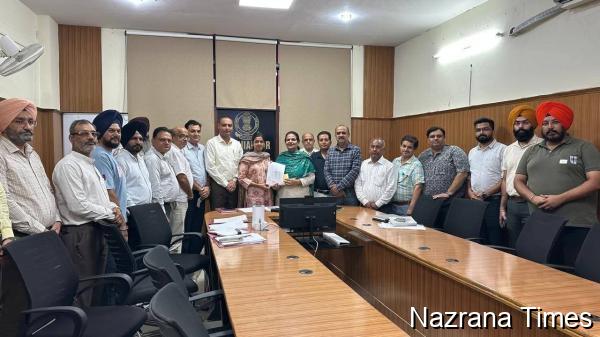 ਹੜ੍ਹ ਪੀੜਤਾਂ ਦੀ ਮਦਦ ਲਈ ਸਿੱਖਿਆ ਵਿਭਾਗ ਨੇ ਸੌਂਪਿਆ 18 ਲੱਖ ਦਾ ਚੈਕ