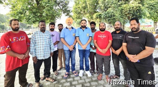 ਦੁਬਈ ਤੋਂ ਡੀਪੋਰਟ ਕੀਤੇ 8 ਨੌਜਵਾਨਾਂ ਨੂੰ ਡਾ.ਓਬਰਾਏ ਨੇ ਘਰੀਂ ਪਹੁੰਚਾਇਆ